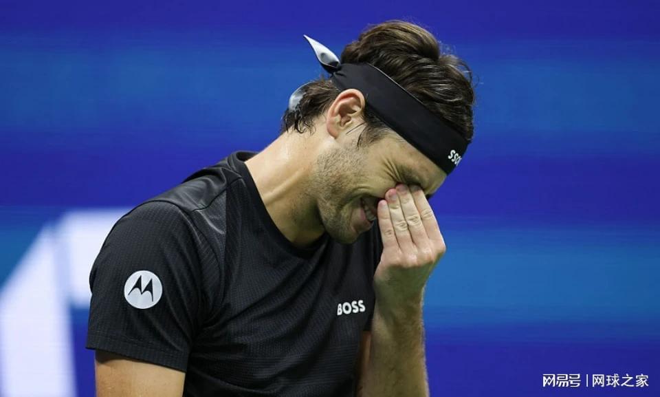 德约送飞吻给喝倒彩者成击败弗里茨名场面，战阿卡被称互相伤害